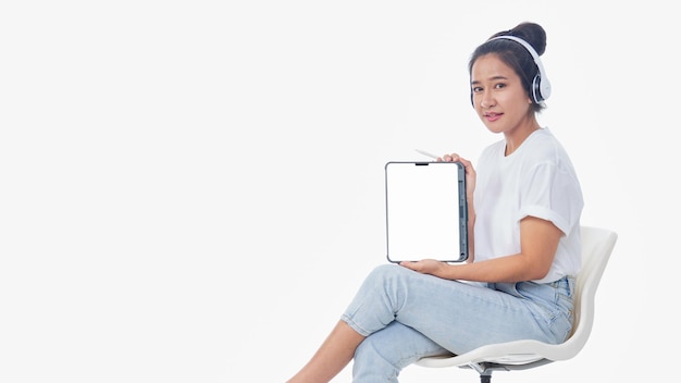 Femme montrant une tablette sur fond blanc