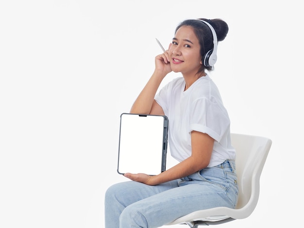 Femme montrant une tablette sur fond blanc