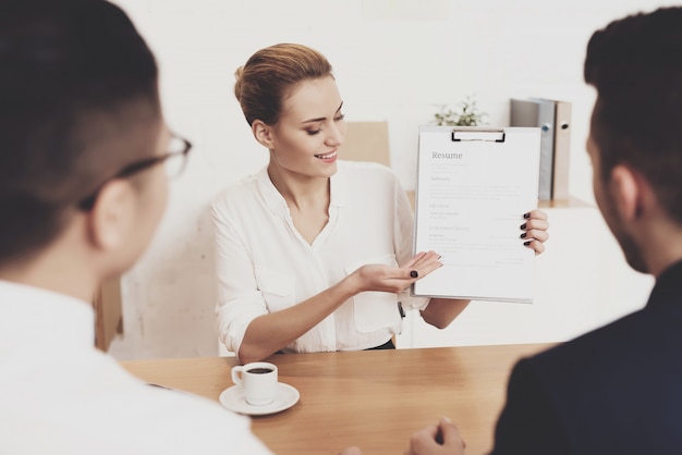 Femme montre CV à l&#39;entretien d&#39;embauche