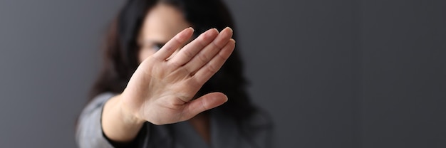 Femme montre un geste négatif avec sa main abandonnant le concept de mauvaises habitudes