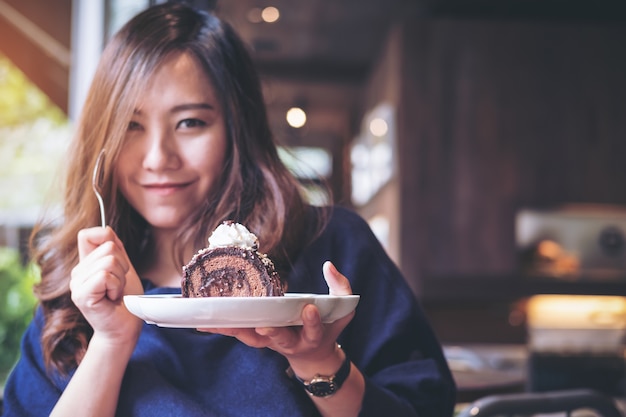 femme et un morceau de gâteau au chocolat