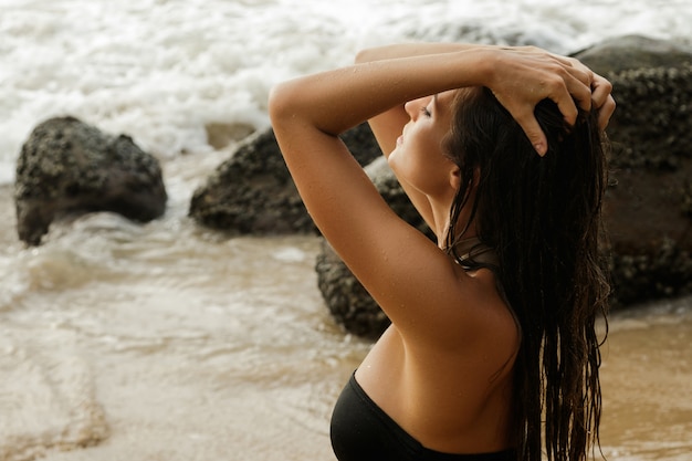 Femme, mouillé, cheveux, plage