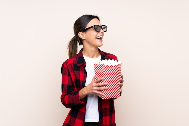 Femme, sur, mur, 3d, lunettes, tenue, grand, seau, pop-corn