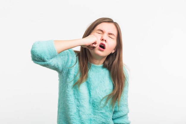 Femme sur un mur blanc bat son visage