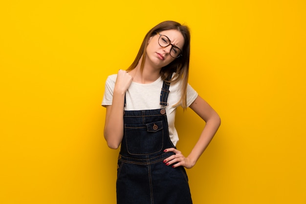 Femme, mur jaune, expression, fatigué, malade