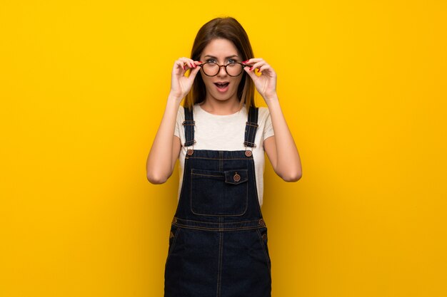 Femme Sur Un Mur Jaune Avec Des Lunettes Et Surpris