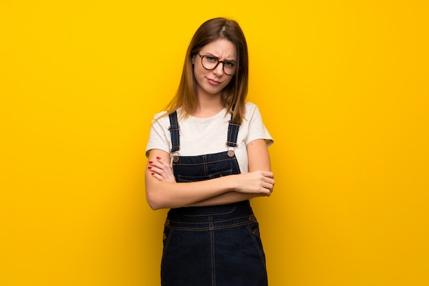 Femme sur mur jaune se sentir contrariée