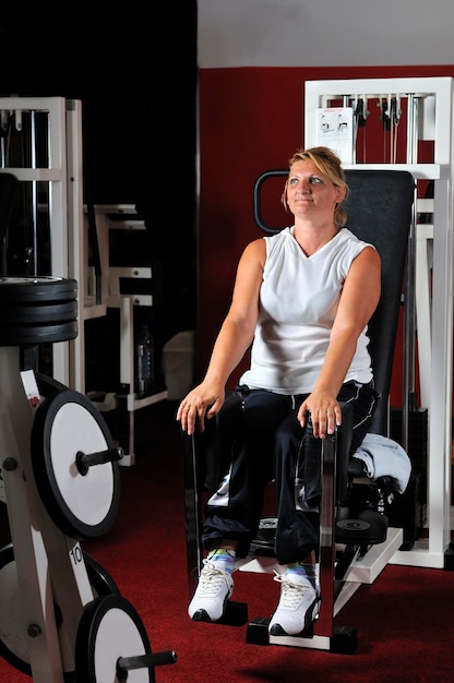 Femme mûre en bonne santé s'entraîner dans la forme physique