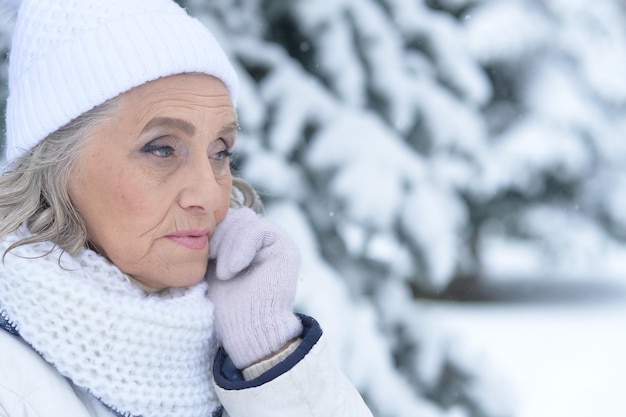 Femme mûre bouleversée bouchent portrait à l'extérieur