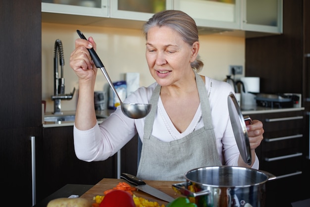 Femme mûre, dans, cuisine, préparer, nourriture