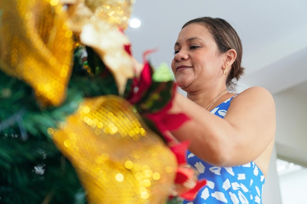 femme mûre, décorer, arbre noël