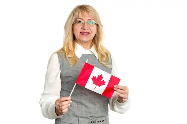 Femme mûre avec le drapeau canadien sur fond blanc.