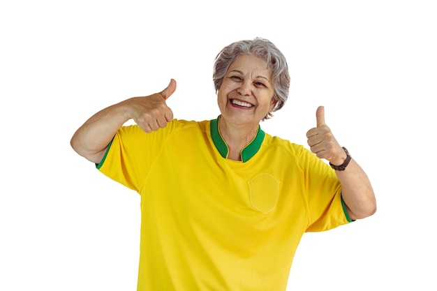 Femme mûre avec l'équipe de football chemise jaune isolé sur blanc