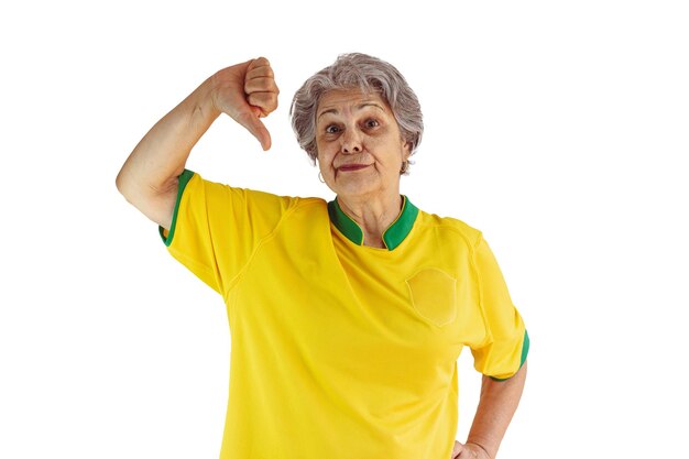 Femme mûre avec l'équipe de football chemise jaune isolé sur blanc