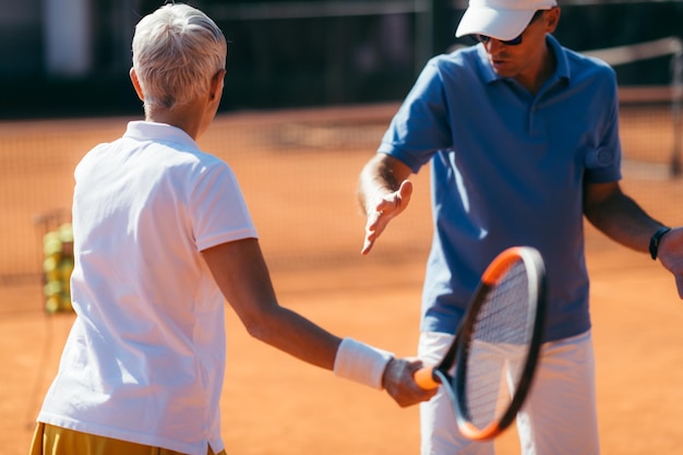 femme mûre, jouer tennis