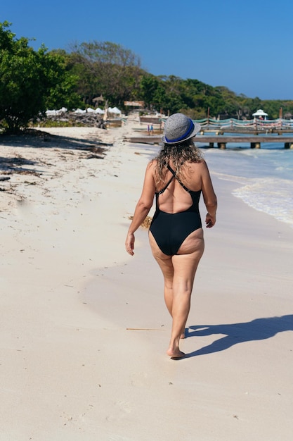 femme mûre, marche, sur, plage