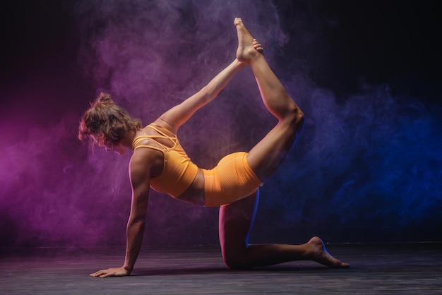 Femme mûre pratiquant le yoga sur le sol Shoot Studio