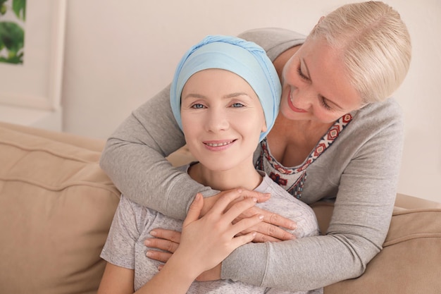 Femme mûre rendant visite à sa fille atteinte d'un cancer à l'intérieur