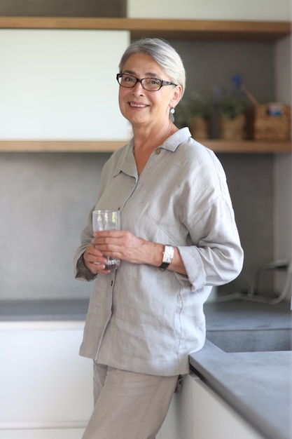 Femme mûre souriante de près au bureau