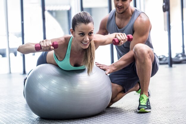 Femme musclée, soulevant un haltère