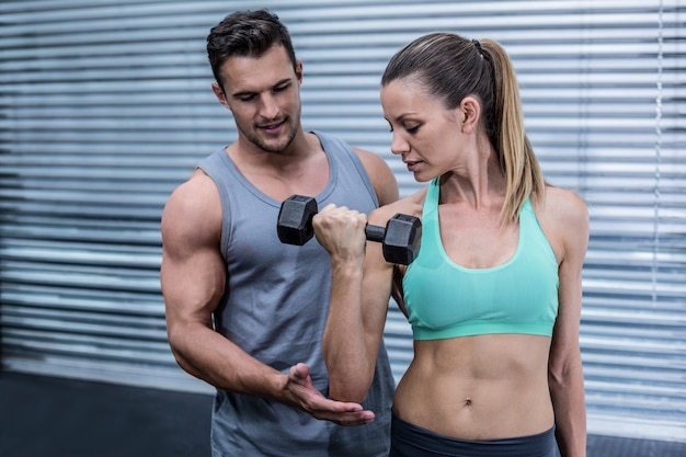 Une femme musclée soulevant des haltères