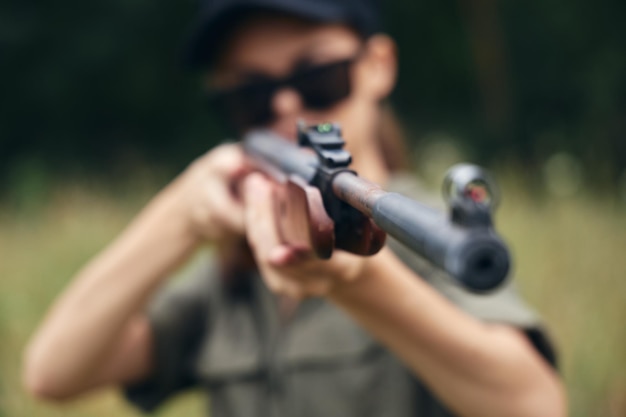 Femme sur le museau extérieur des armes de chasse à la vue des armes à feu