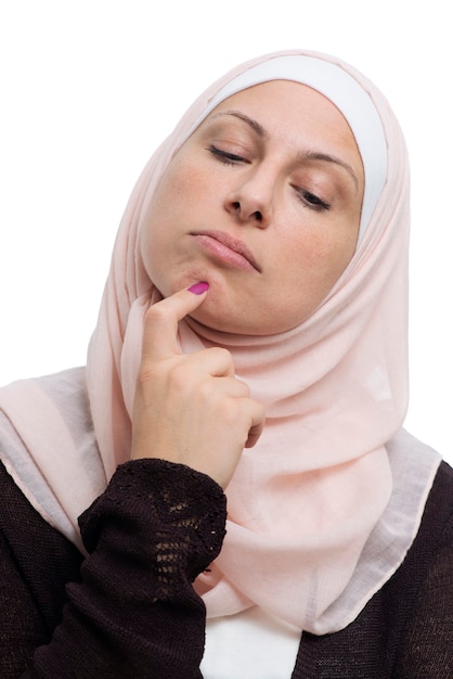 Femme musulmane adulte avec un hijab rose