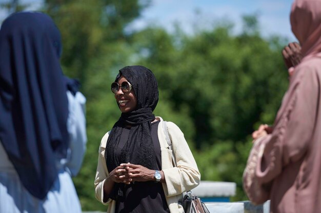 femme musulmane africaine noire donnant une présentation à un groupe d'investisseurs commerciaux ou de touristes dans une petite ferme de production de miel locale