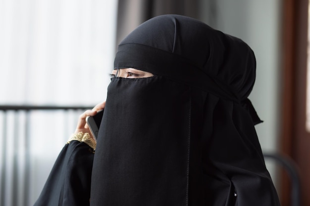 Femme musulmane d'Arabie saoudite du Moyen-Orient parlant via son smartphone