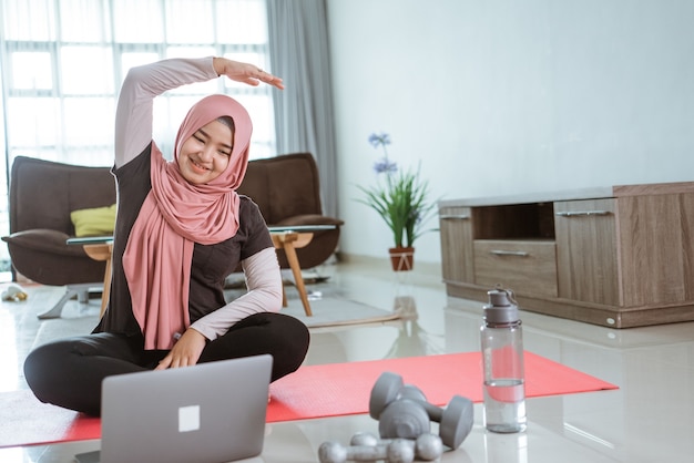 Femme musulmane asiatique, faire de l'exercice et du sport à la maison