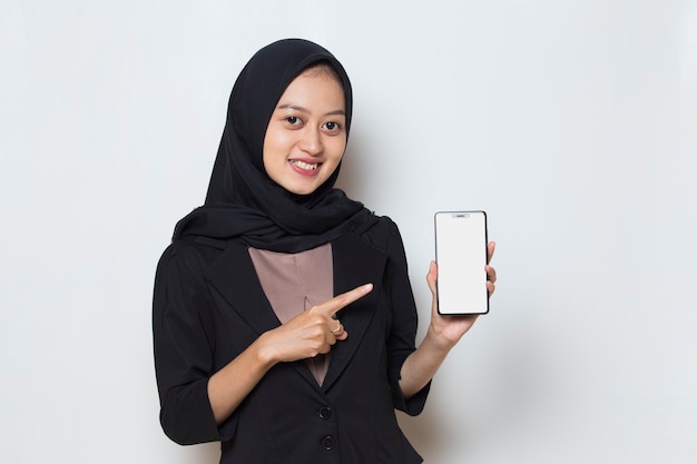 femme musulmane asiatique en hijab démontrant un téléphone portable