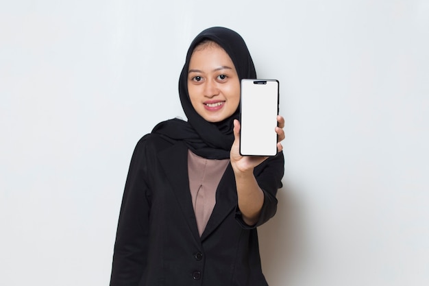 femme musulmane asiatique en hijab démontrant un téléphone portable