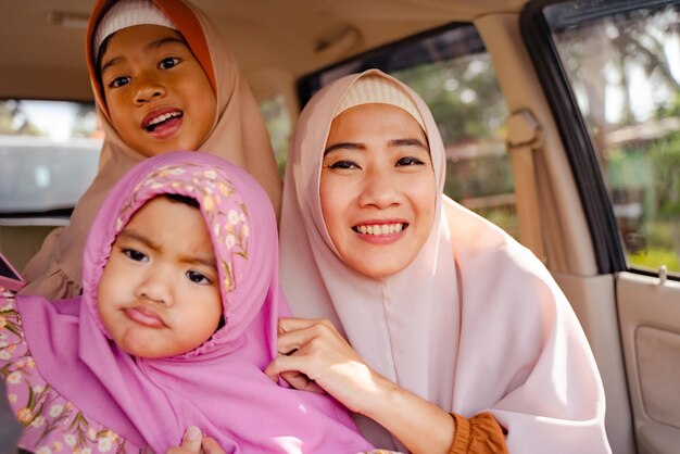 femme musulmane asiatique portrait heureux avec sa fille portant un foulard ensemble souriant