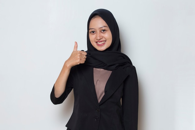 Femme musulmane asiatique avec le pouce en l'air signe ok geste