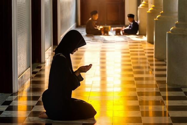 Une femme musulmane asiatique thaïlandaise prie pour la bénédiction de Dieu, portrait de femme islam, province de songkhla en thaïlande.