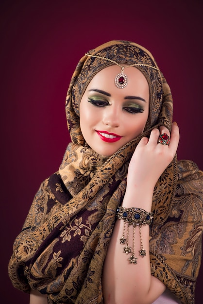 Femme musulmane avec de beaux bijoux