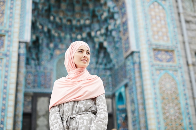 Femme musulmane contre la mosquée