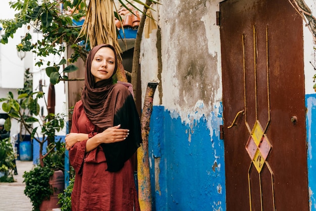 Femme musulmane dans un foulard sans maquillage dans la ville bleue du Maroc