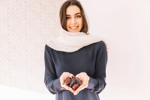 Photo femme musulmane avec des dates