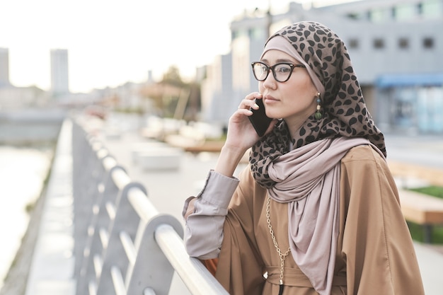 Femme musulmane debout dans la ville