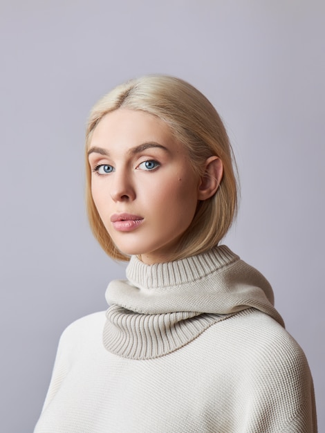 Femme musulmane européenne avec des cheveux blonds dans une capuche à bonnet habillée sur la tête.