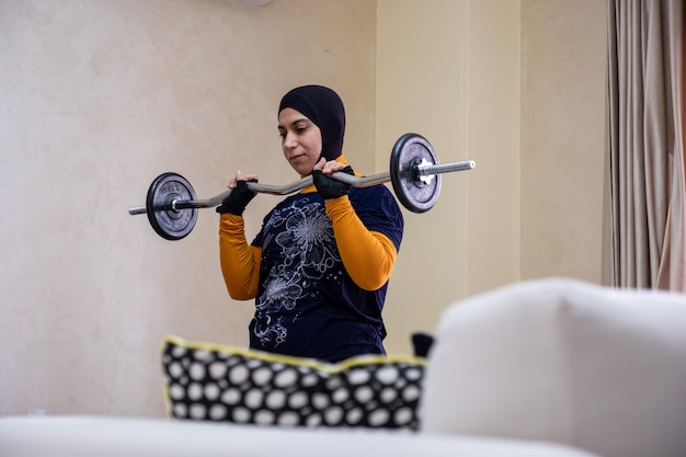 une femme musulmane faisant des exercices à la maison