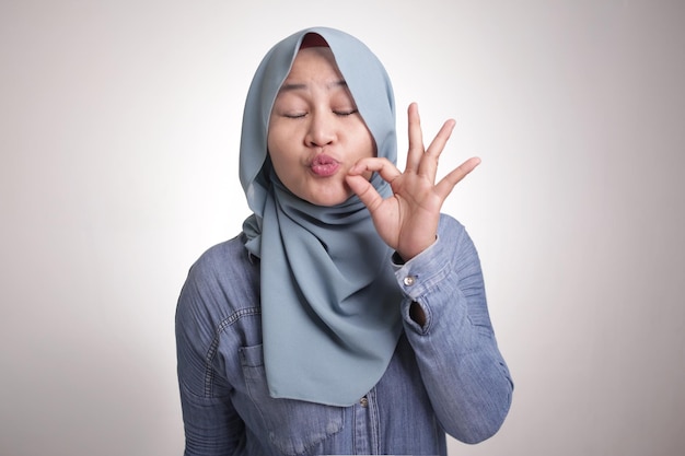 Femme musulmane faisant un geste délicieux
