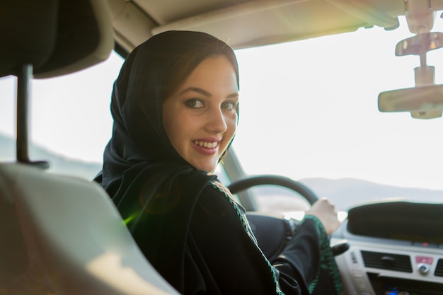 femme musulmane heureuse conduite de voiture