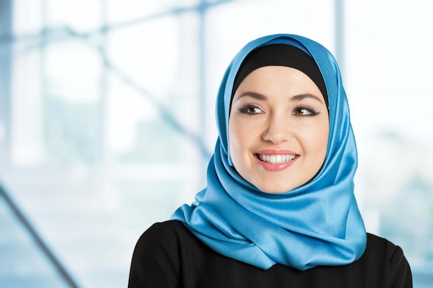 Femme musulmane heureuse et élégante moderne portant un foulard.