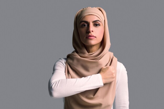 Photo femme musulmane en hijab semblant déterminée et confiante