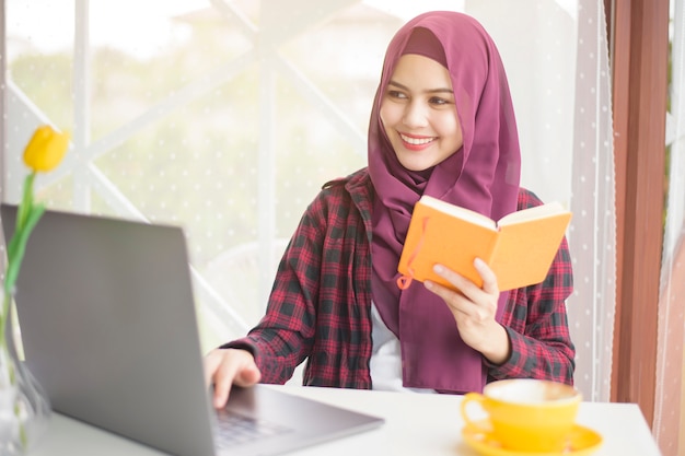 Femme Musulmane Avec Hijab Travaille Avec Un Ordinateur Portable Dans Un Café