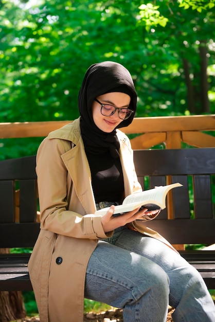 Femme musulmane instruite étudiant pour sa bourse dans le parc