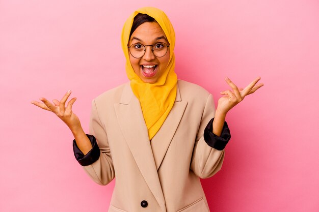 Femme musulmane jeune entreprise isolée