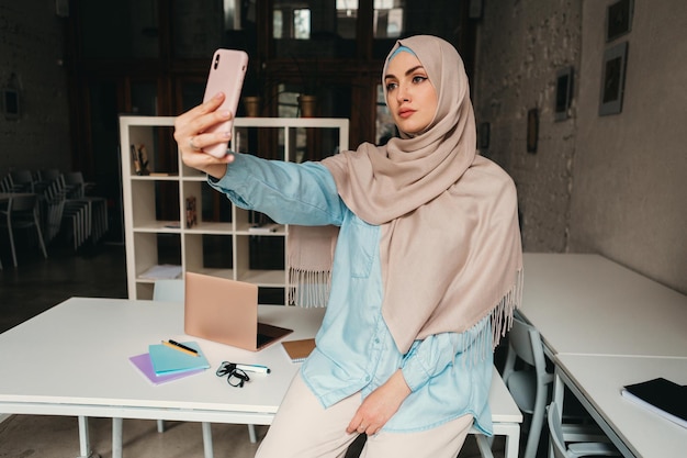 Femme musulmane moderne en hijab dans la salle de bureau